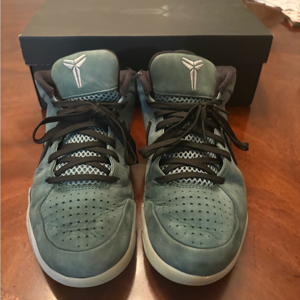 Nike Men's Green Athletic Shoes - Picture 2 of 5